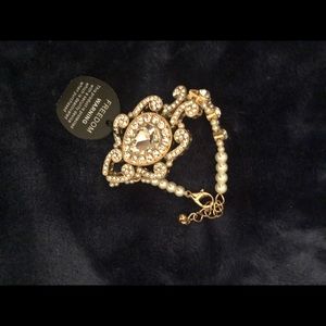 Vintage looking pretty bracket